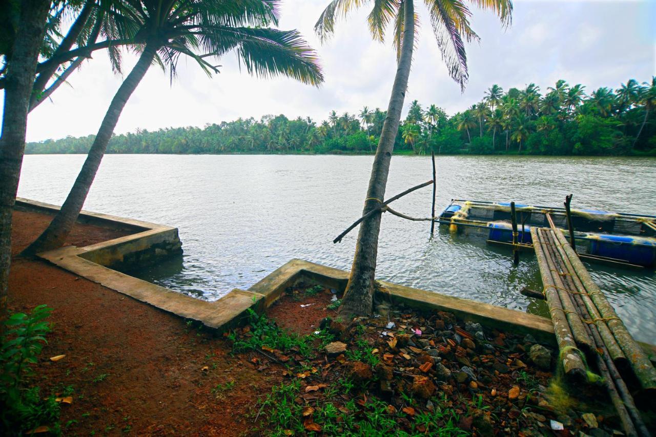 Munroe Lagoons Коллам Экстерьер фото